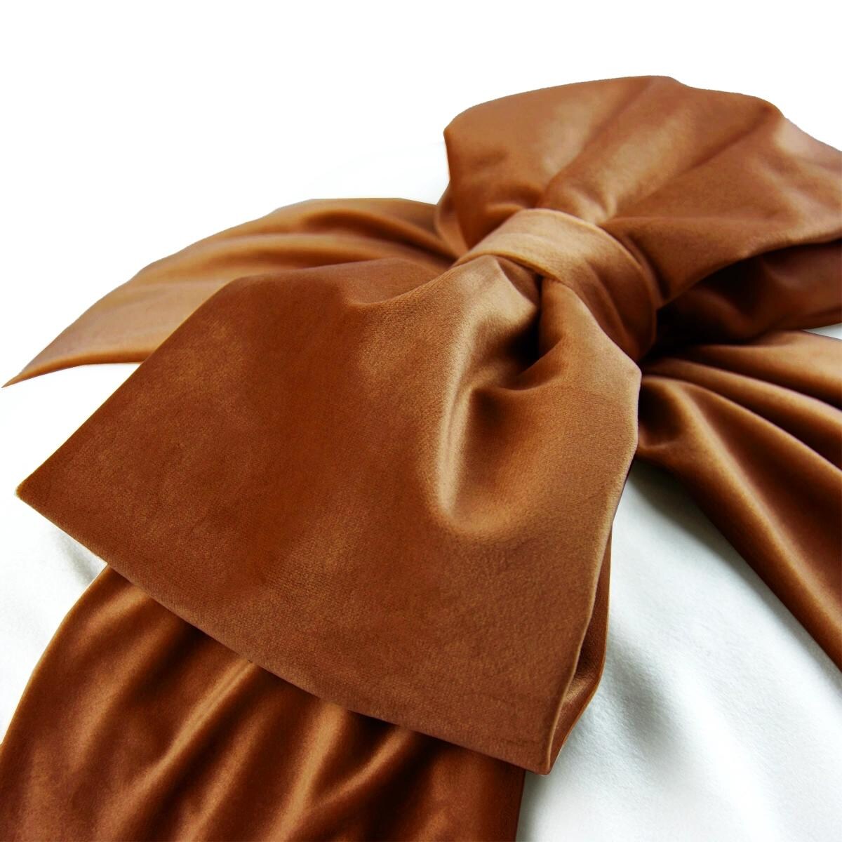 Poduszka VELVET VE2213 | Karmelowa kokarda 40 x 40 cm