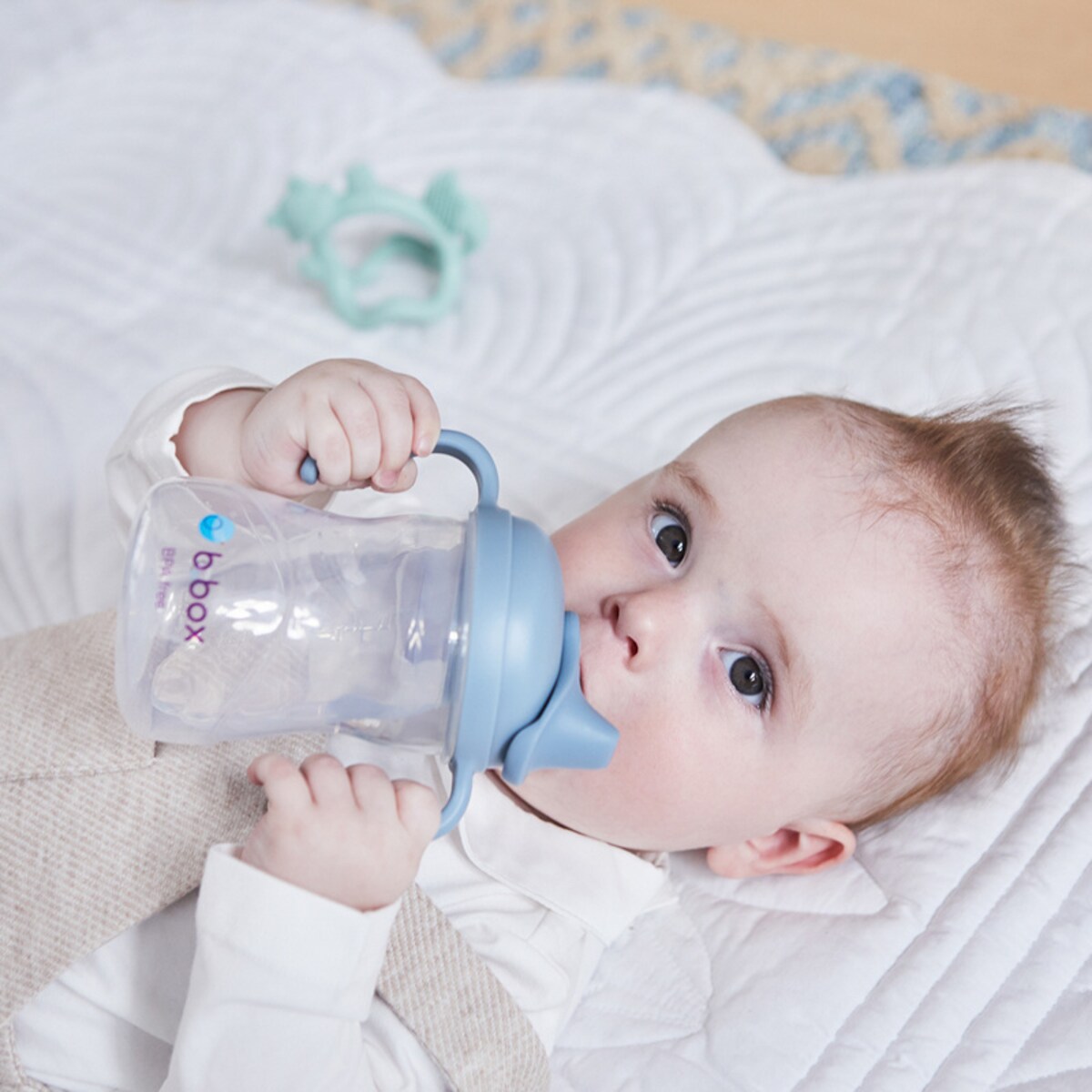 Kubek niekapek z miękkim ustnikiem dla dzieci 4m+ błękitny do nauki samodzielnego picia b.box