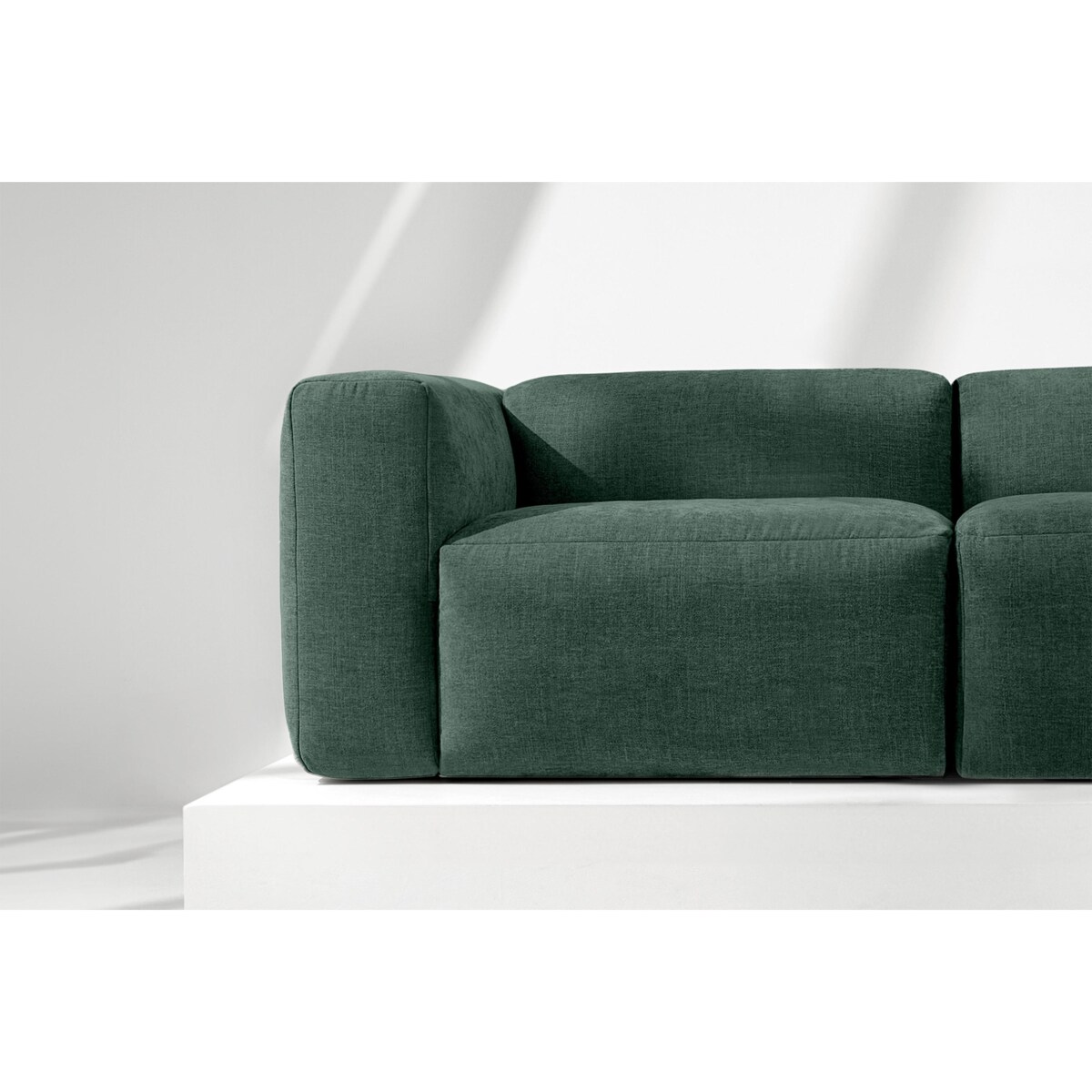 KONSIMO BUFFO 2,5-osobowa sofa z niezwykle miękkim i wygodnym siedziskiem, kolor morski