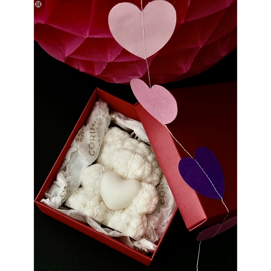 Świeca sojowa ozdobna Love Teddy na Walentynki w pudełku prezentowym czerwonym