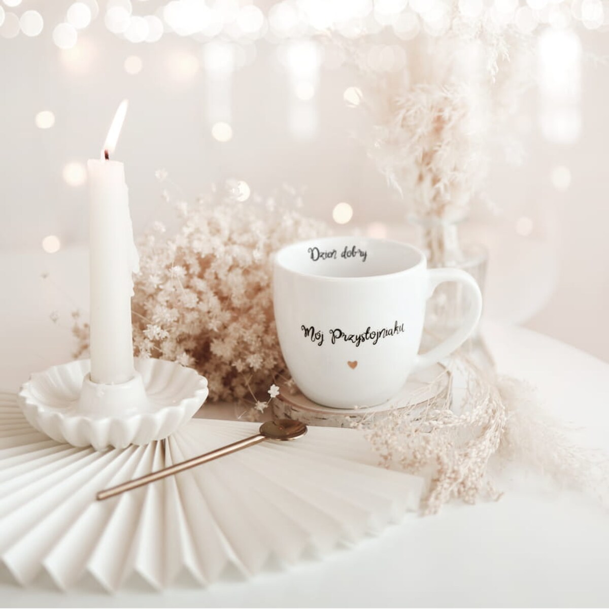 Biały kubek porcelanowy 300 ml - motyw złotego serca i napisu dzień dobry mój przystojniaku dla partnera na walentynki