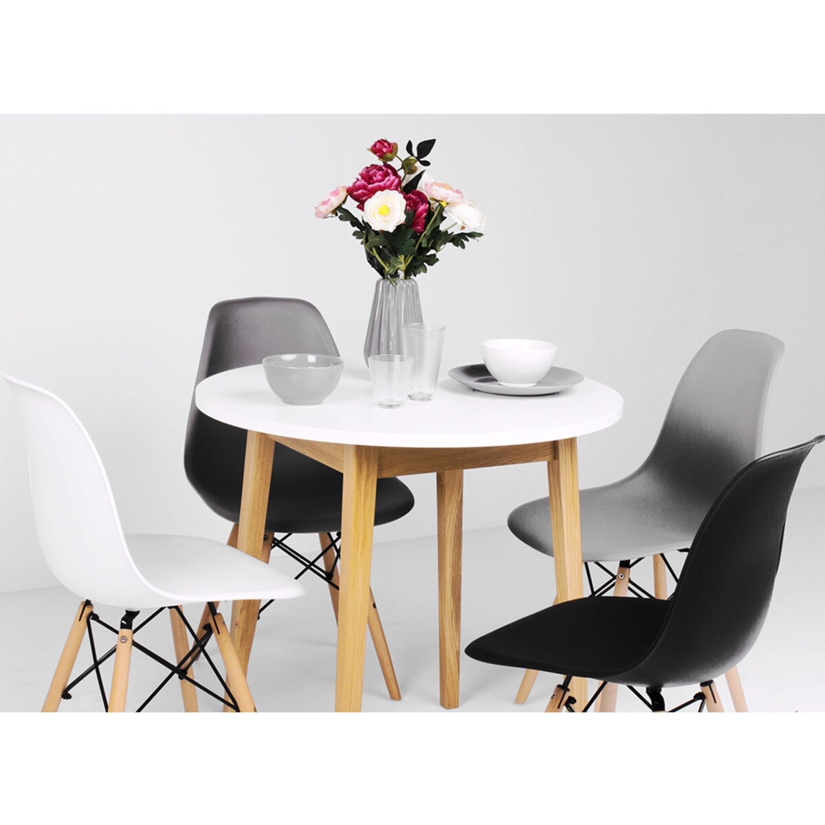 KONSIMO FRISK Biały okrągły stół w stylu skandynawskim