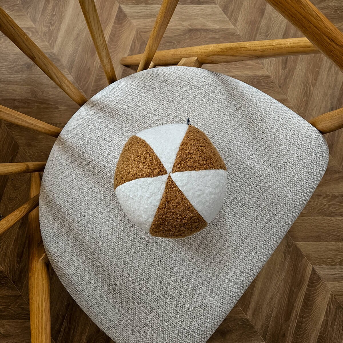 Poduszka SOFT LOOP | biało - karmelowa mała kula