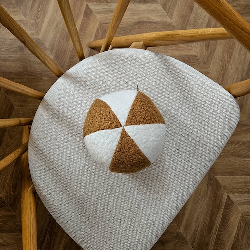 Poduszka SOFT LOOP | biało - karmelowa mała kula