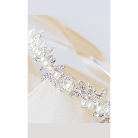 Delikatna opaska srebrna z listkami i perełkami oraz cyrkoniami