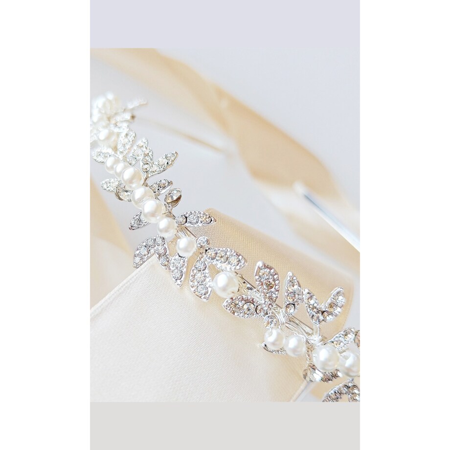 Delikatna opaska srebrna z listkami i perełkami oraz cyrkoniami