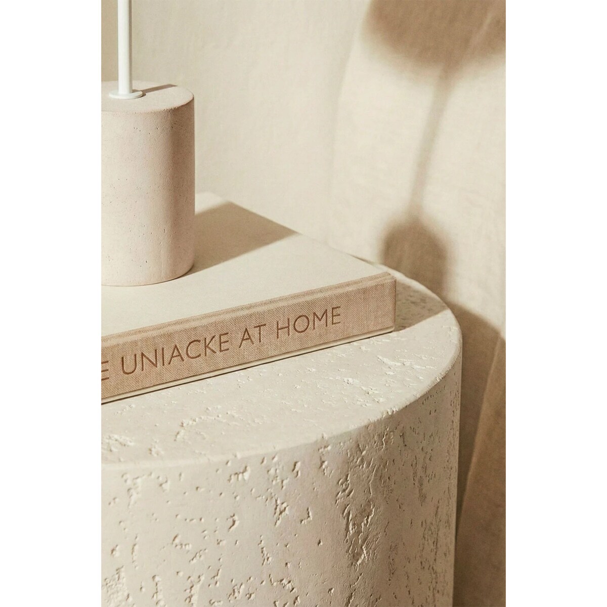 Okrągła szafka nocna, stolik boczny, Ø45 cm z cementu Selara, biały