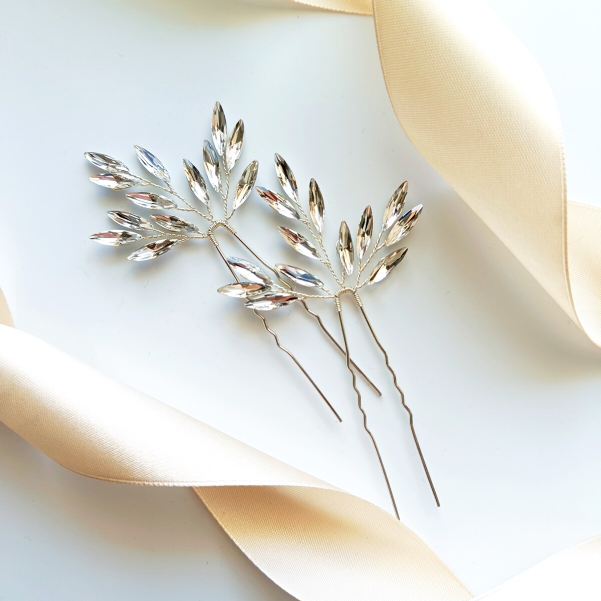 Efektowna szpilka z cyrkoniami błyszczący elegancki zestaw ozdób SREBRNY