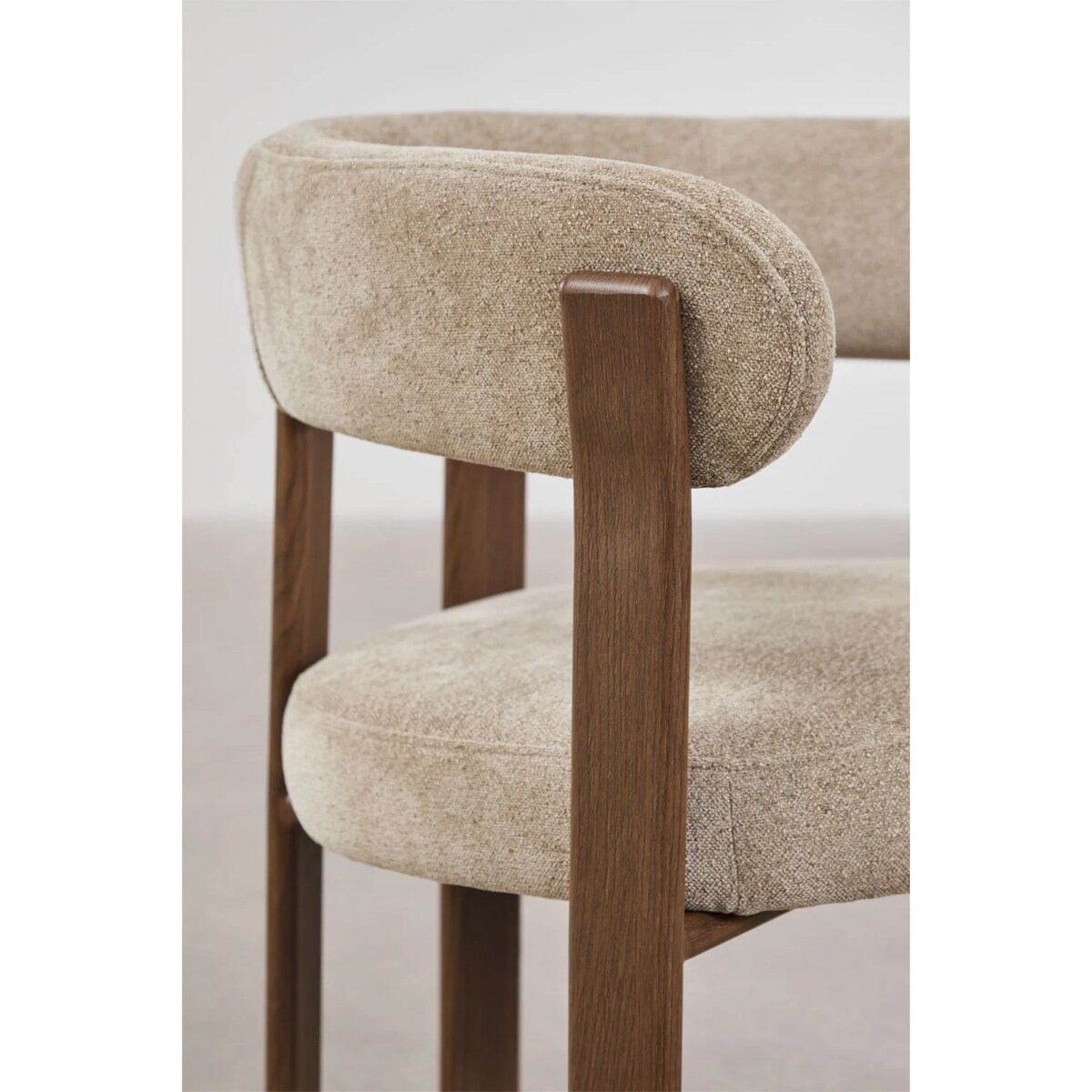 Krzesło z podłokietnikami tapicerowane Jolie, kawa z mlekiem