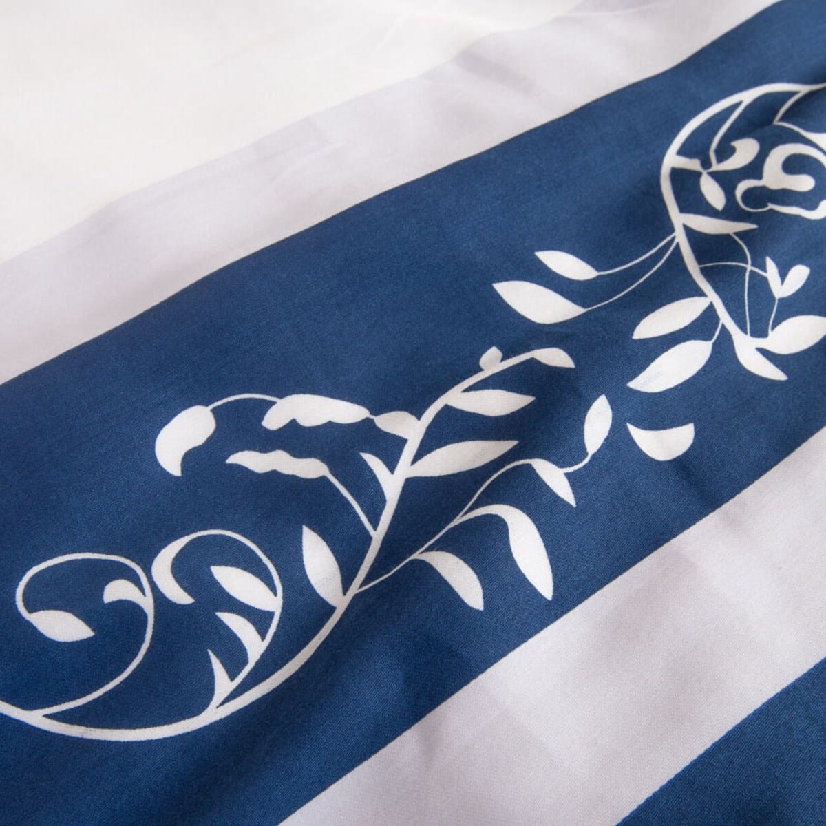 Pościel satyna bawełniana 220x200 Satynlove granatowo białe pasy w ornamenty