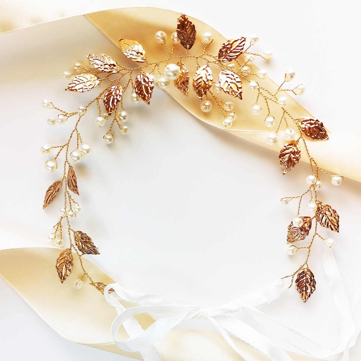 Złota opaska ślubna z listkami i perełkami