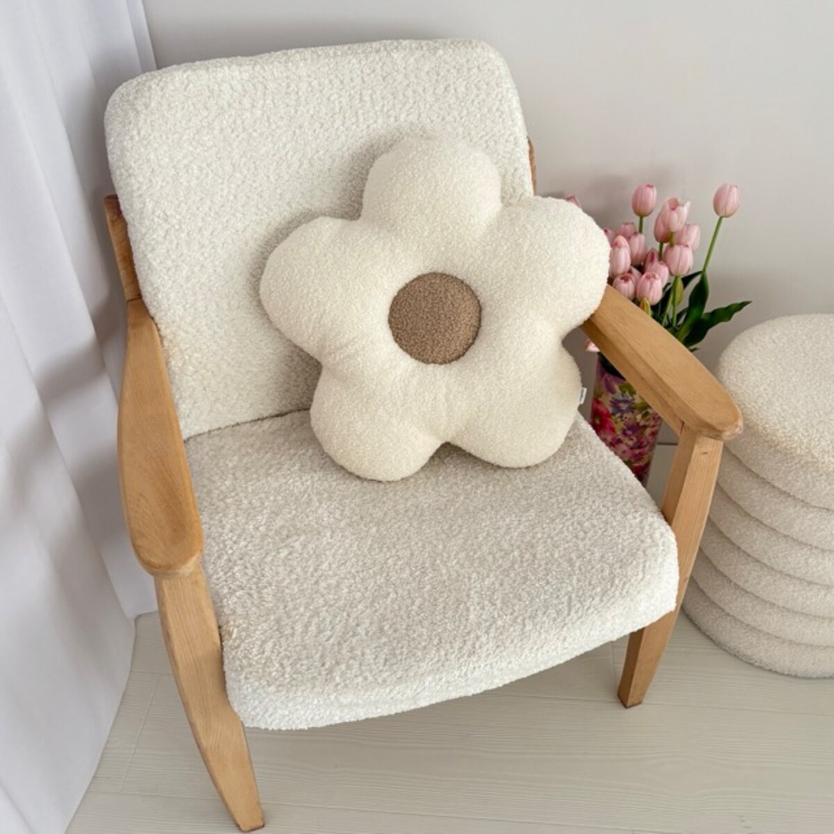 Poduszka boucle duży Kwiatek biały/beż