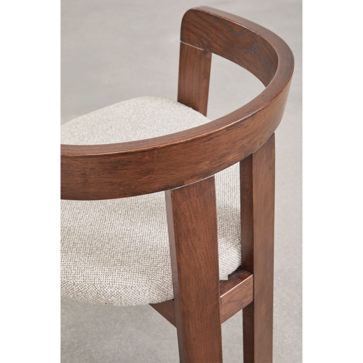 Krzesło z podłokietnikami, ciemne drewno, kremowe bouclé, Yvonne