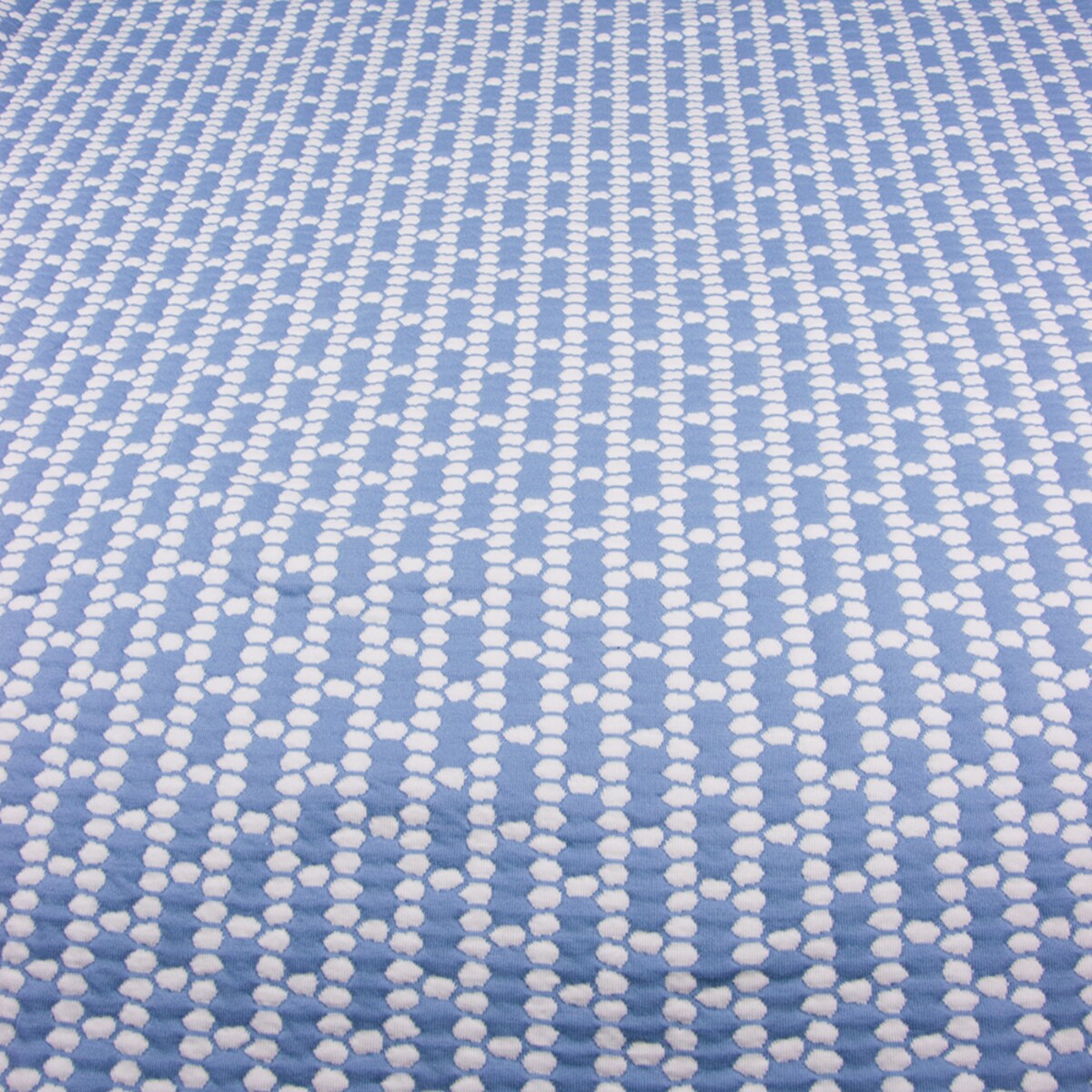 Narzuta na łóżko 180x240 błękitna w biały wzór