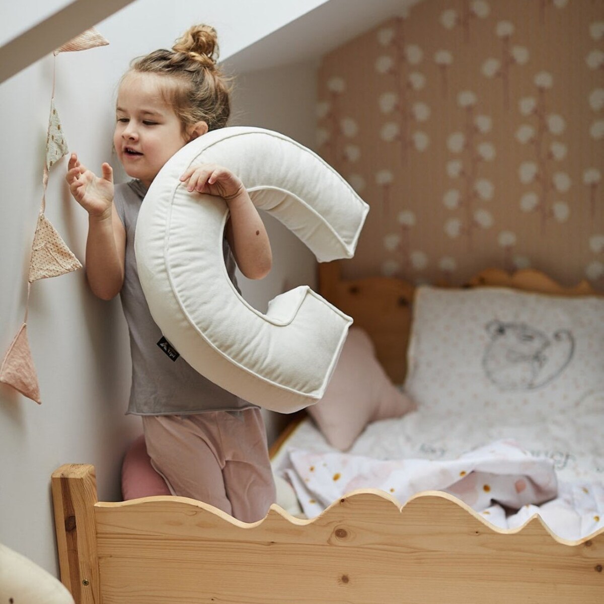 Poduszka literka E, intensywna czerwień, 30x40cm, Posh Velvet