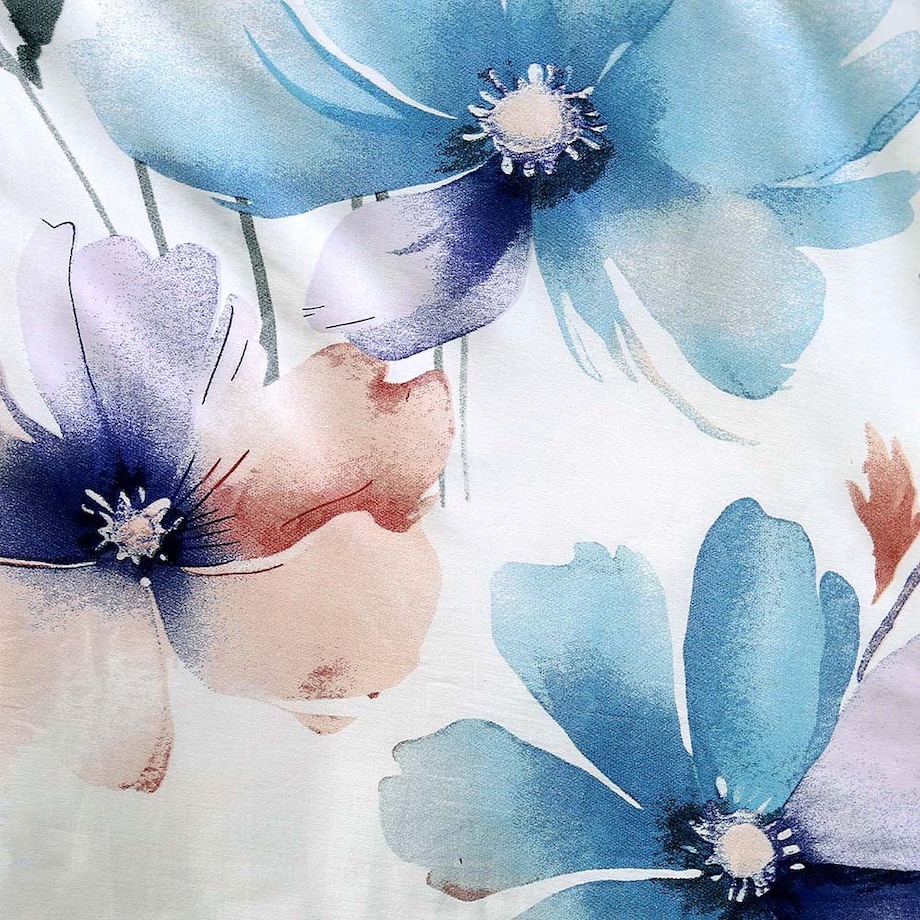 Pościel satyna bawełniana 180x200 Lunara biała w duże pastelowe niebieskie kwiaty, Satynlove