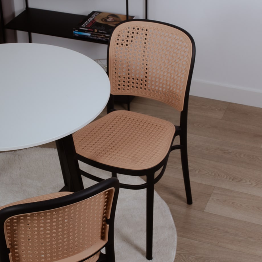 Krzesło plastikowe czarne plecione do salonu jadalni klasyczne z oparciem