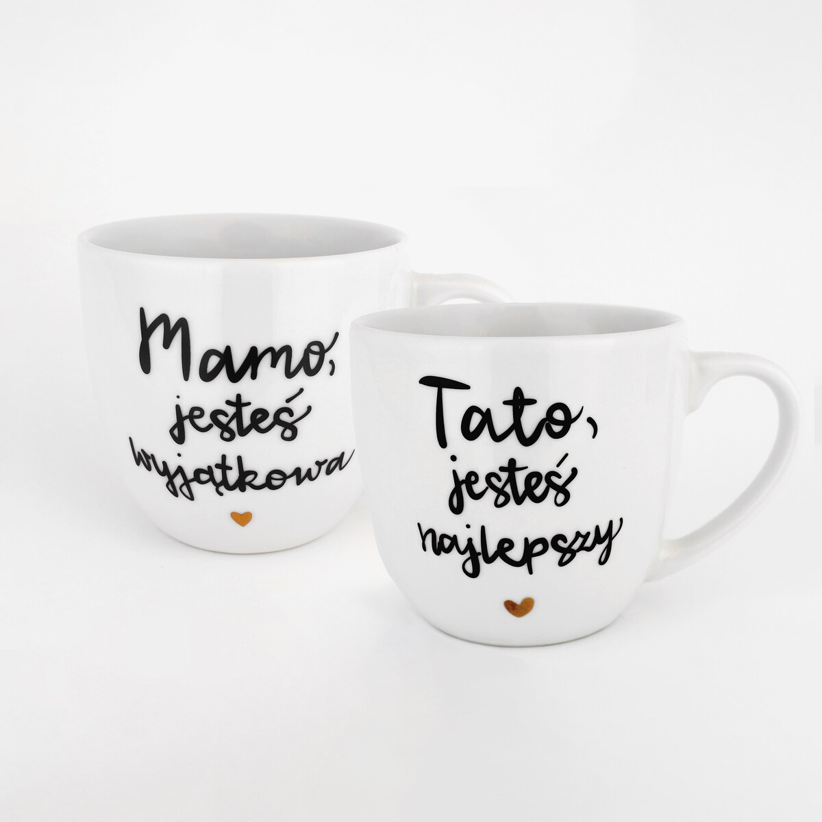 Zestaw 2 białych kubków porcelanowych 300 ml - motyw złotego serca z napisami Mamo jesteś wyjątkowa i Tato jesteś najlepszy dla rodziców na Dzień Matki i Ojca