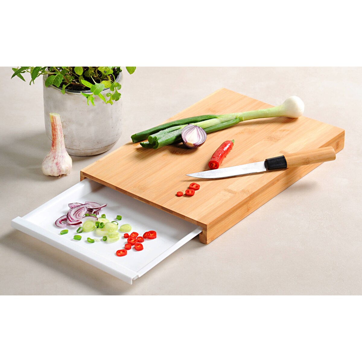 Bambusowa deska do krojenia z wyciąganą tacką, 34 x 24 cm, Kesper