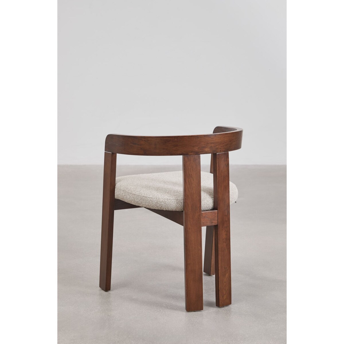 Krzesło z podłokietnikami, ciemne drewno, kremowe bouclé, Yvonne