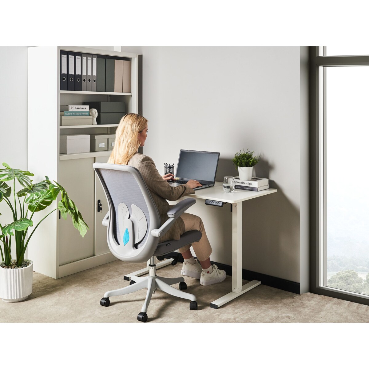 Biurko regulowane elektrycznie 120 x 60 cm białe TAVARES