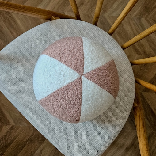 Poduszka SOFT LOOP | biało - różowa kula