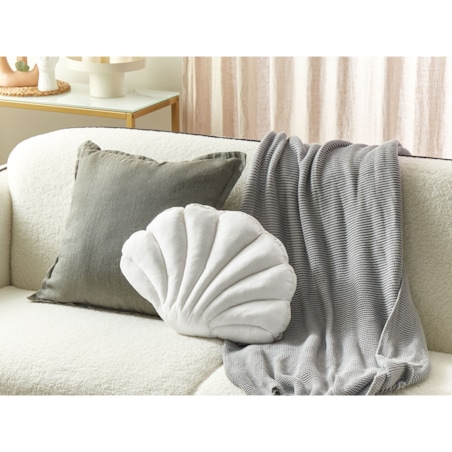 Poduszka dekoracyjna muszla welurowa 47 x 35 cm biała CONSOLIDA