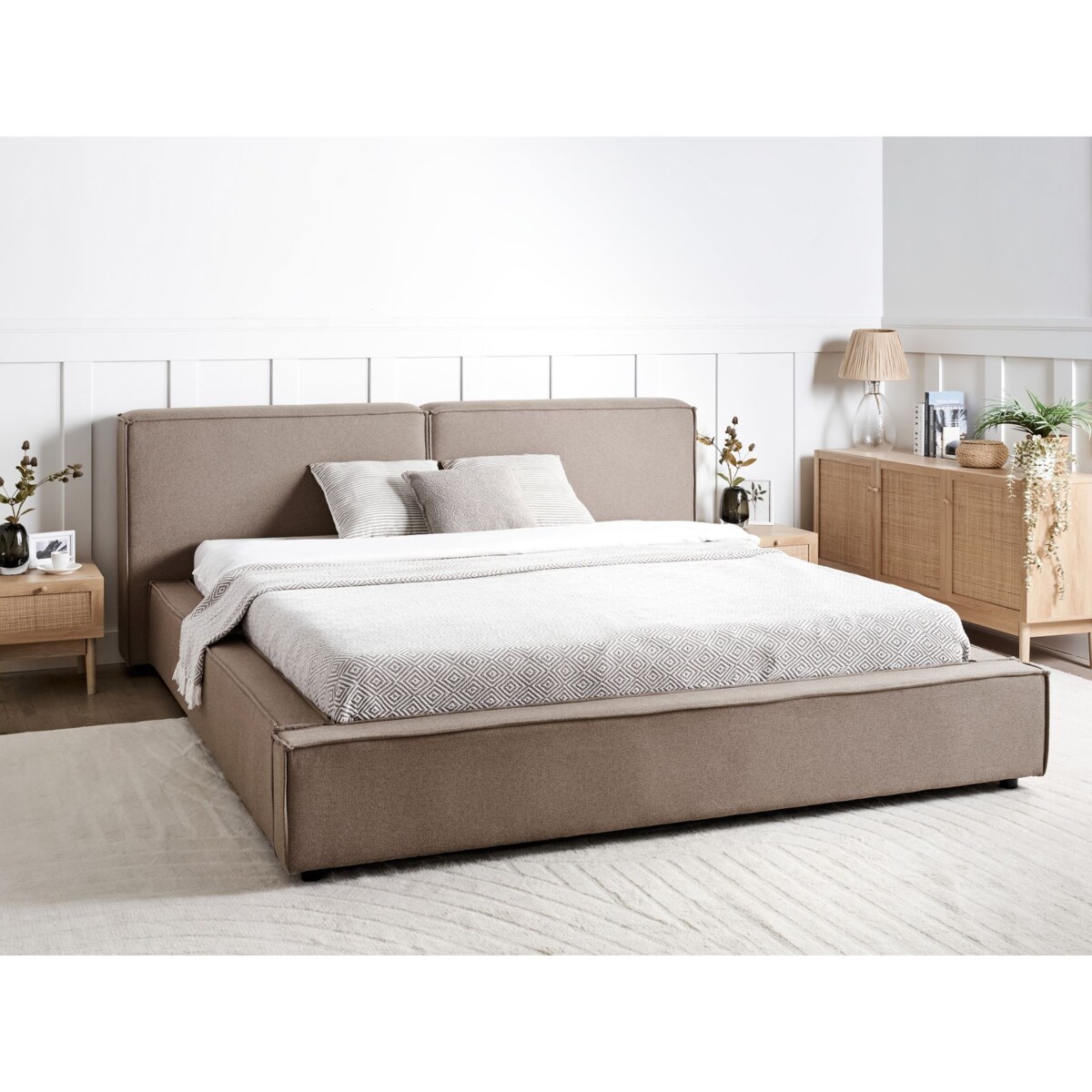 Łóżko tapicerowane 180 x 200 cm jasnobrązowe LINARDS