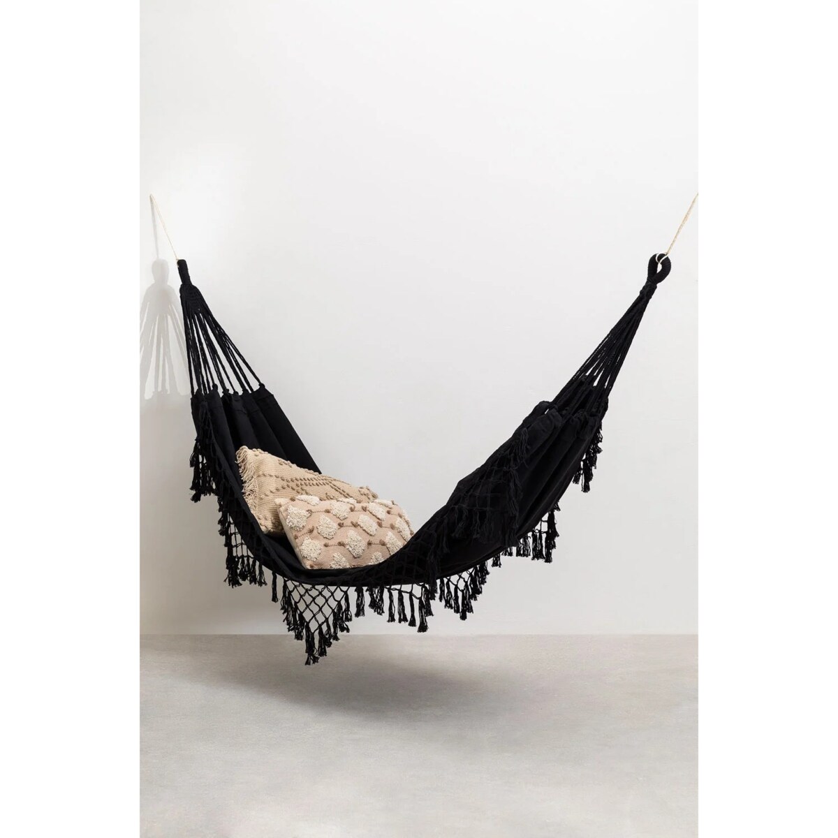 Hamak ogrodowy czarny boho z frędzlami Tuis