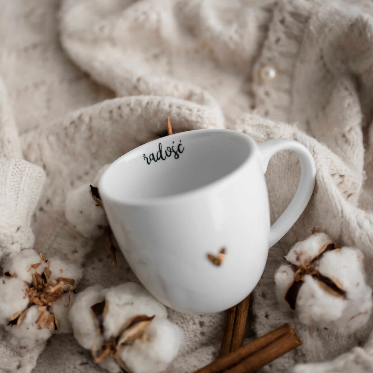 Biały kubek porcelanowy 300 ml „Radość" ze złotym sercem - prezent dla niej, na urodziny, Dzień Kobiet, Dzień Matki