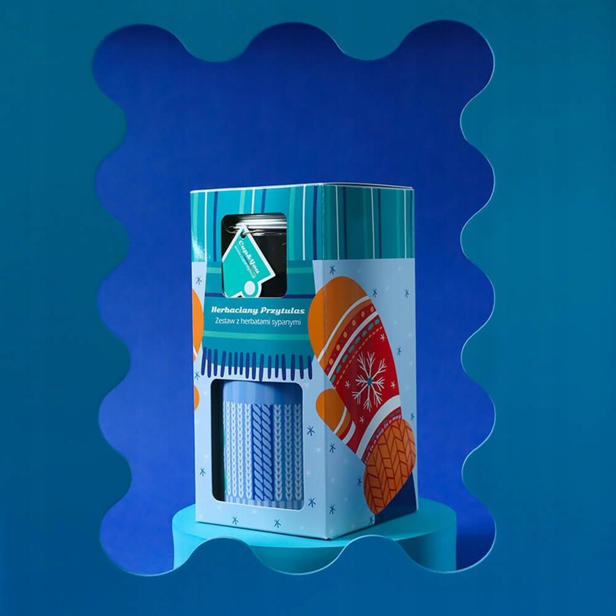 ŚWIĄTECZNY ZESTAW PREZENTOWY "HERBACIANY PRZYTULAS" HERBATA SYPANA KUBEK SKARPETKI - PREZENT UPOMINEK NA MIKOŁAJA ŚWIĘTA GWIAZDKĘ BOŻE NARODZENIE POD CHOINKĘ DLA KOBIETY FACETA