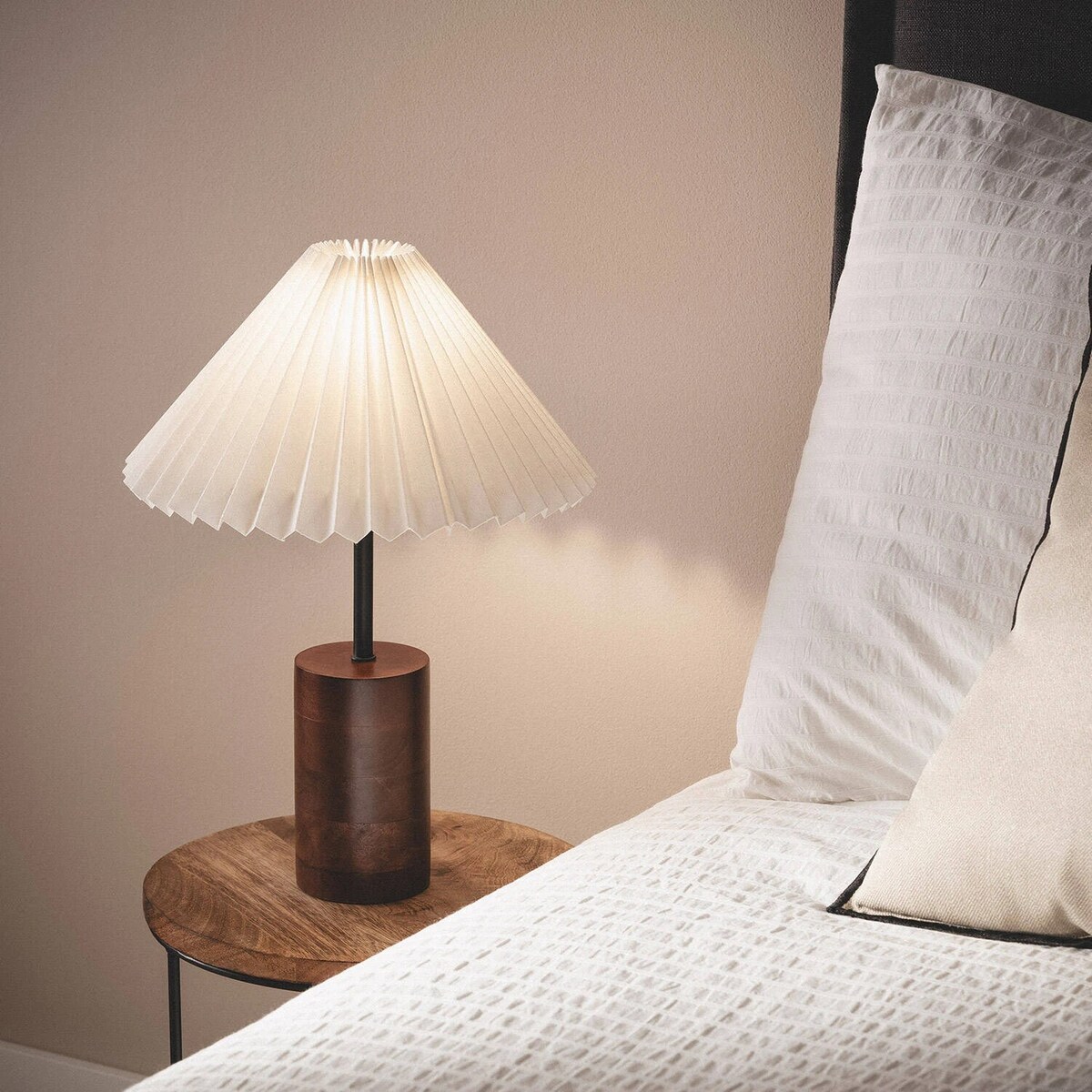 Lampa Stołowa z drewna z plisowanym kloszem Leonessa, 43 cm