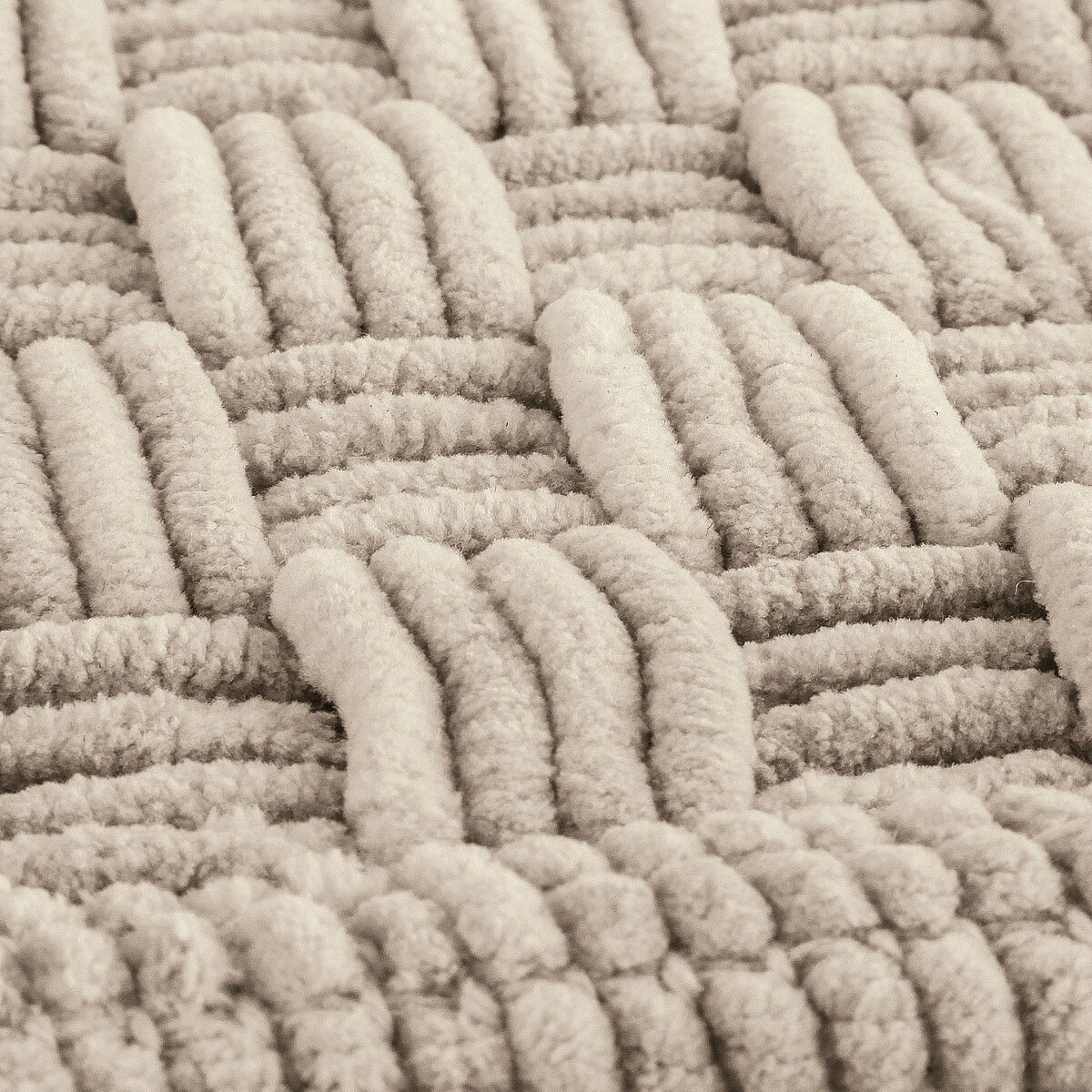 Kleine Wolke Matino ręcznie tkany dywanik łazienkowy 60x100 cm beż macadamia nić szenilowa