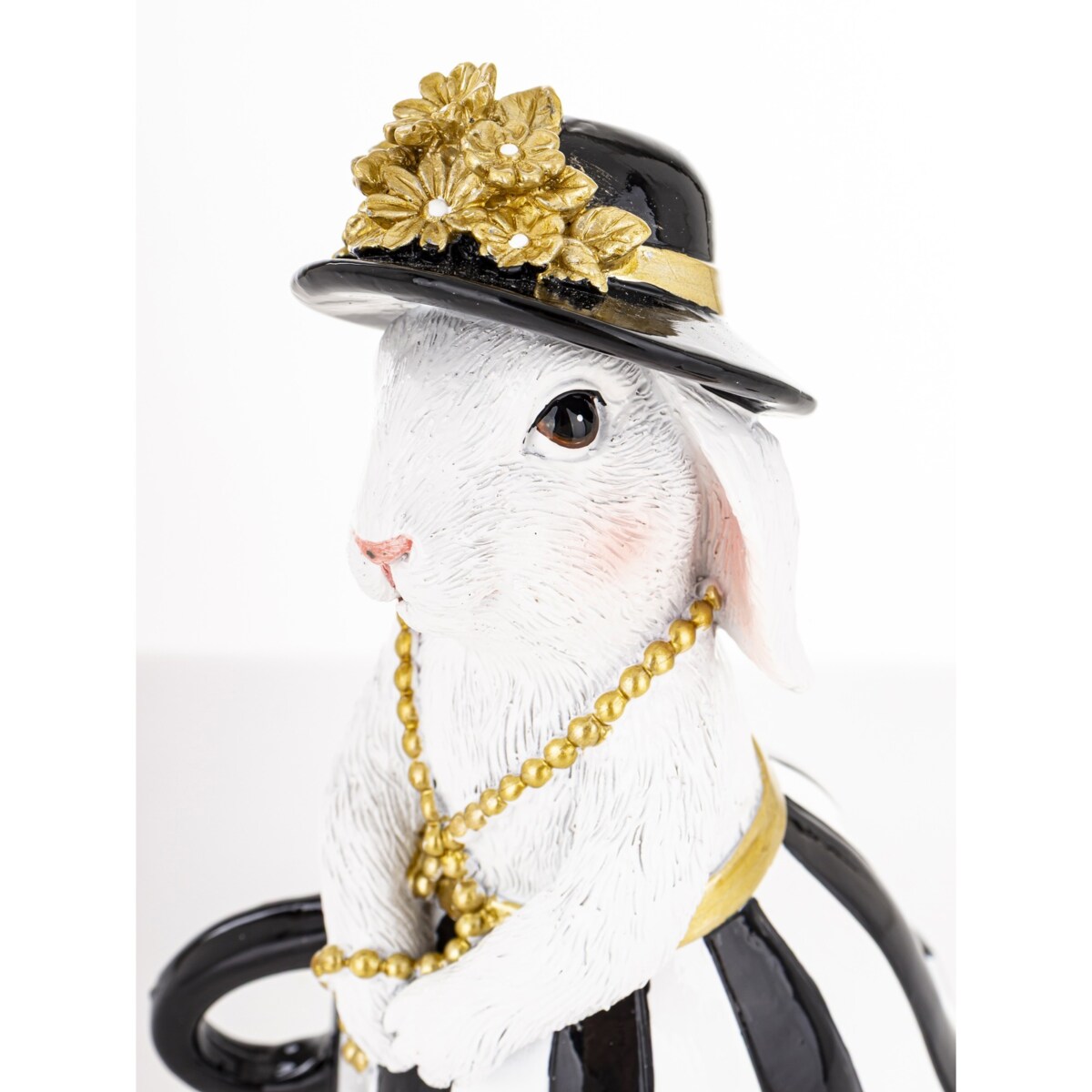 Dekoracja - biała króliczka w czarnym kapeluszu 17,5x10,5x10,5 cm spódniczka w pasy czarno-białe