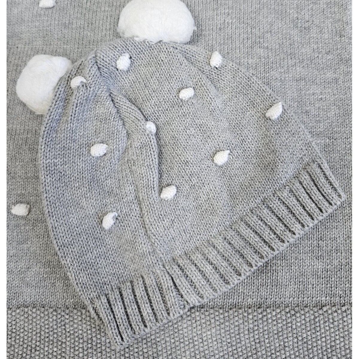 Dzianinowy zestaw z szarym kocykiem i czapeczką