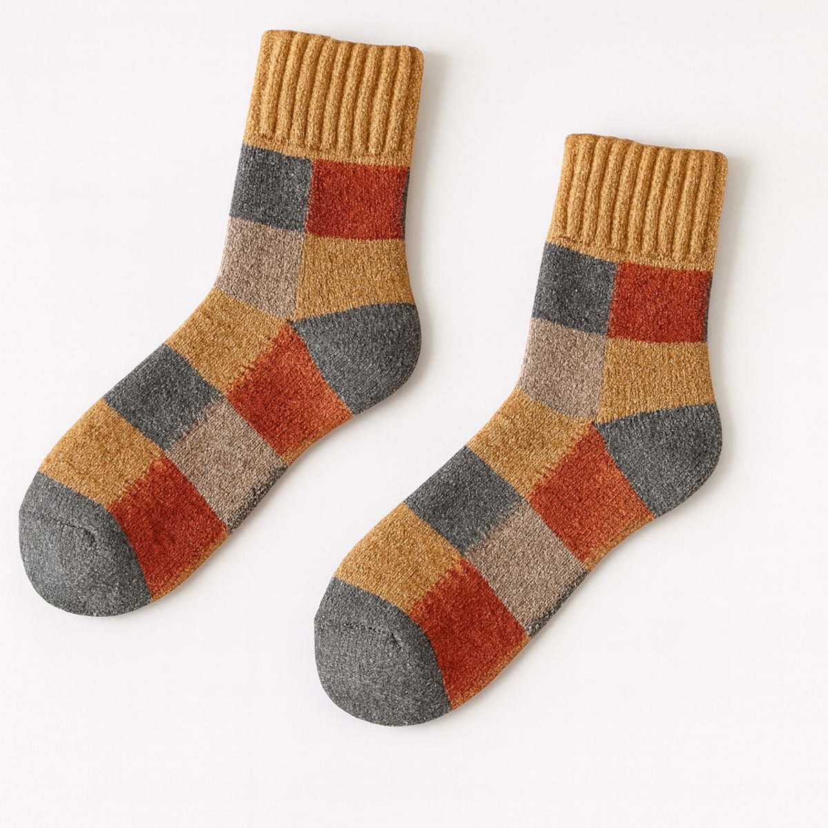 Wełniane skarpety w ciepłą kratę