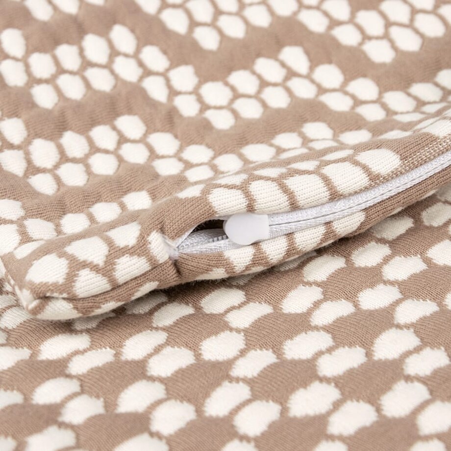 Poszewka na poduszkę 40x40 beżowa w biały wzór