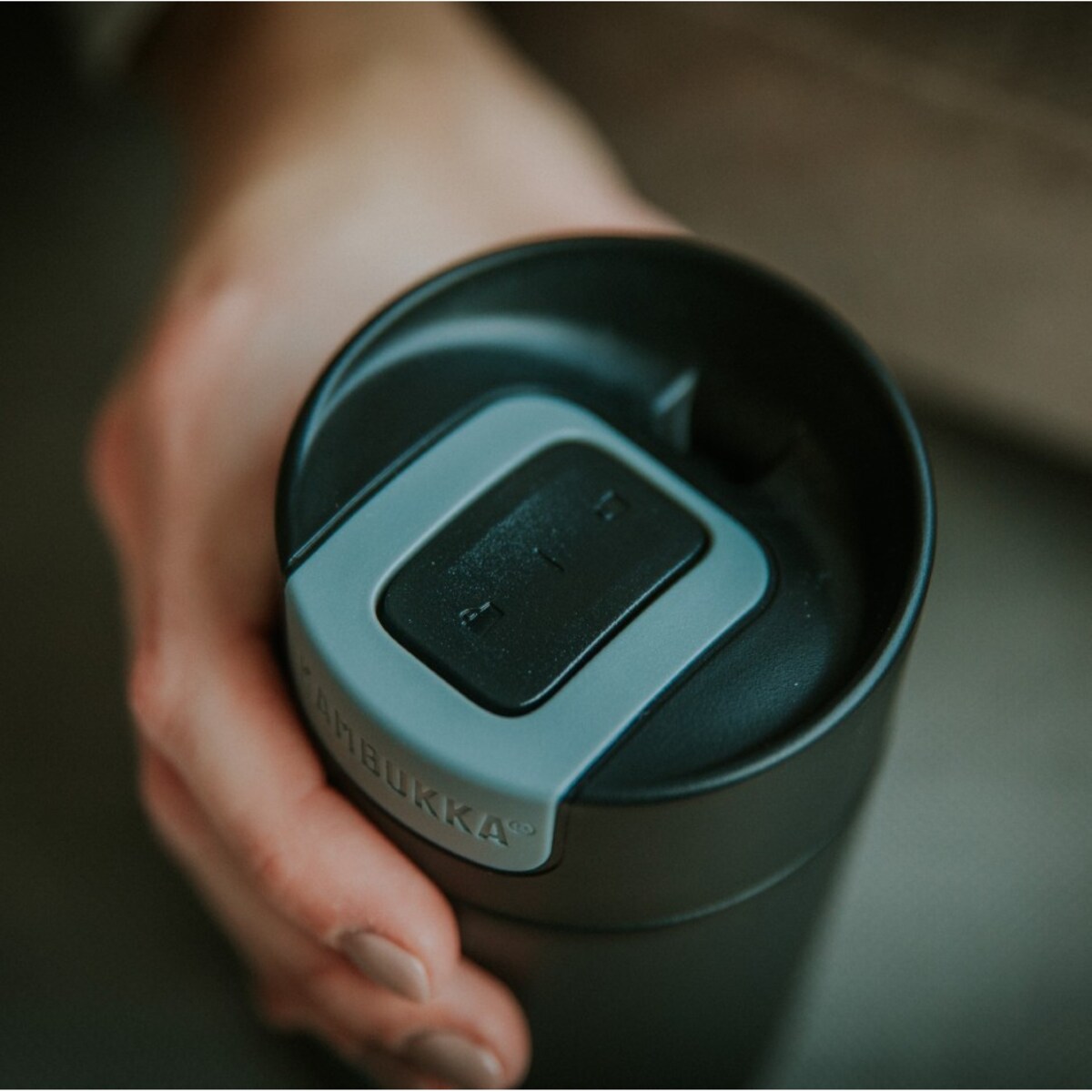 Nakrętka z przyciskiem do kubków termicznych czarna, Kambukka