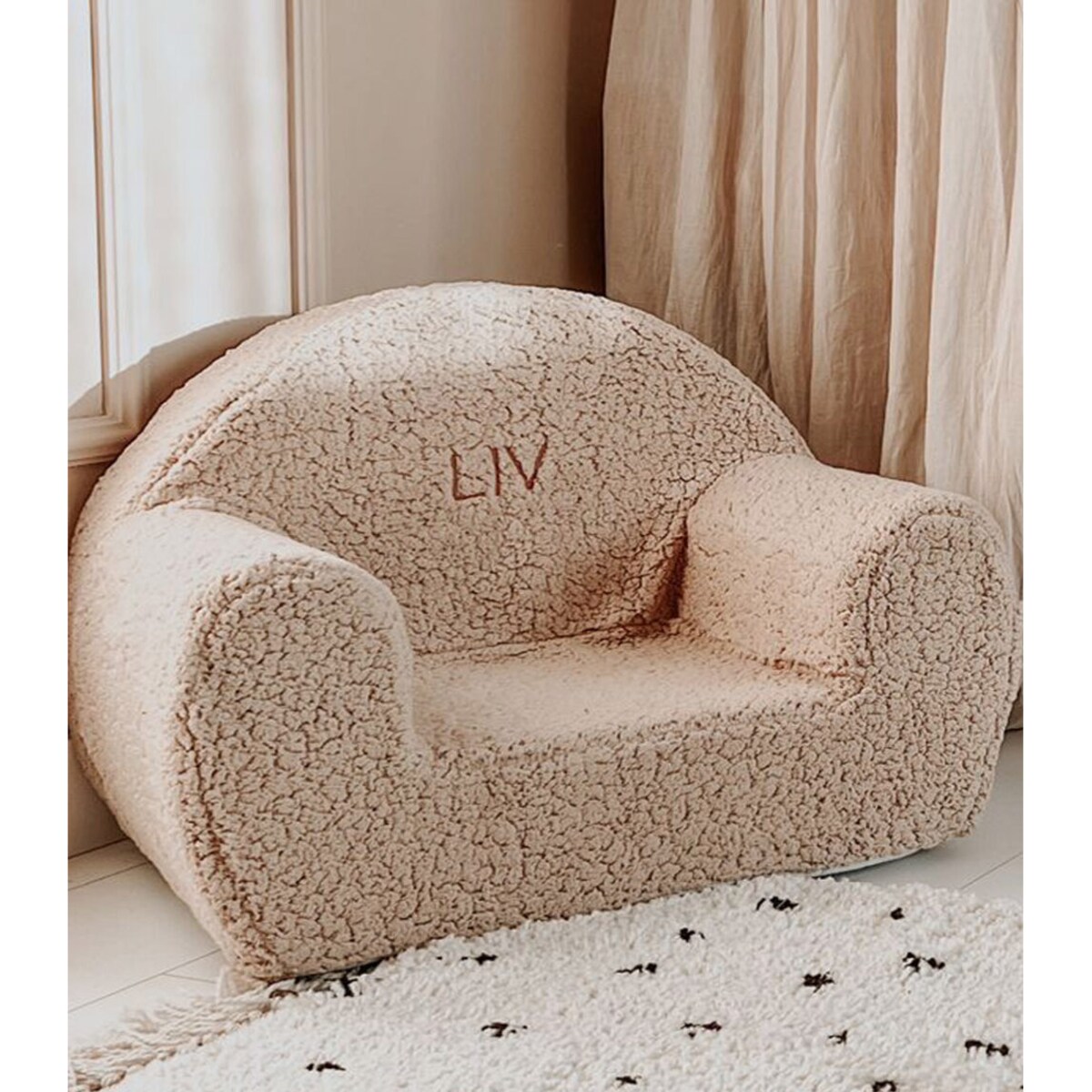 Futrzany fotelik dla dziecka z haftowanym imieniem beż