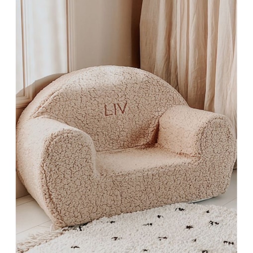 Futrzany fotelik dla dziecka z haftowanym imieniem beż