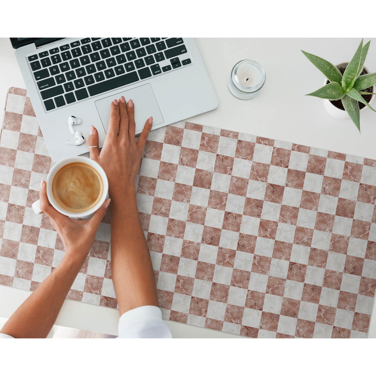 Brązowa mata na biurko Marmurowa szachownica, 100x50 cm
