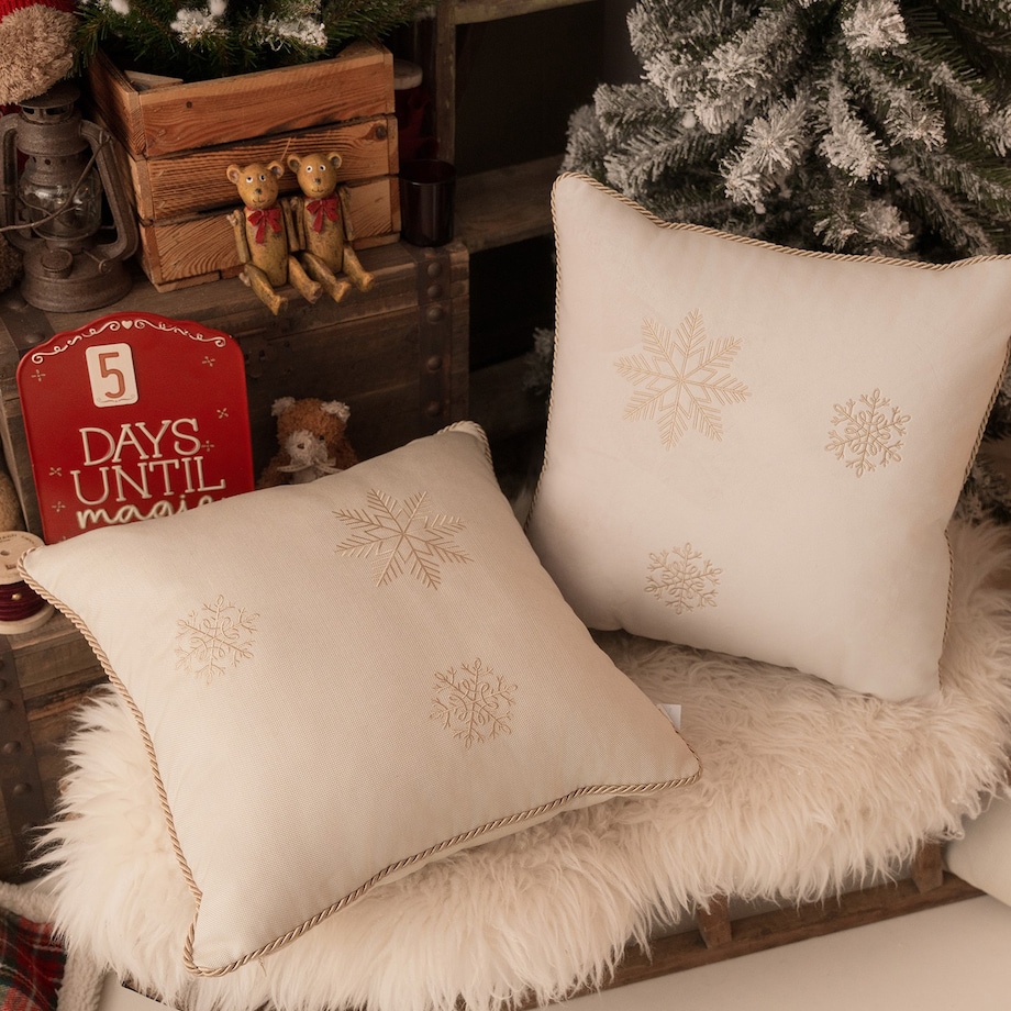 Welurowa złota poduszka świąteczna Snowflake VI ze złotym haftem
