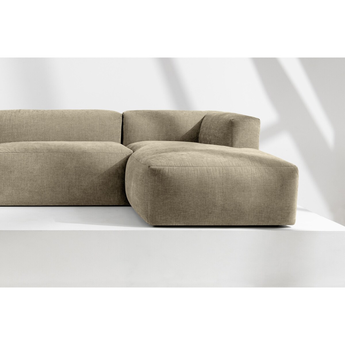 KONSIMO BUFFO Narożnik prawy 3/4-osobowy z wyjątkowo miękkim siedziskiem, kolor piaskowy