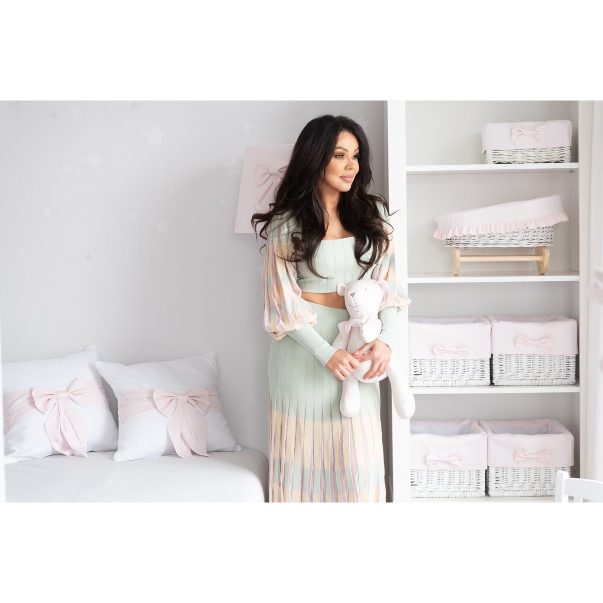 Poduszka biała z pudrową kokardą