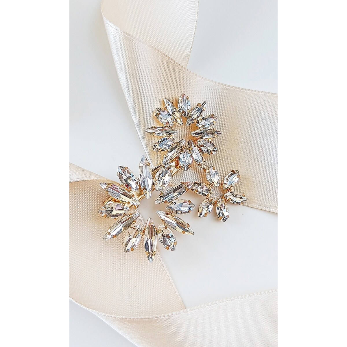 Złota spinka cyrkoniowe koła kwiaty