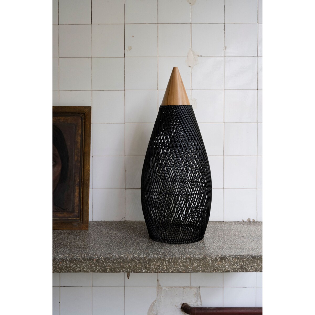 Rattanowa lampa z drewnem teakowym CONE w rozmiarze S - czarna