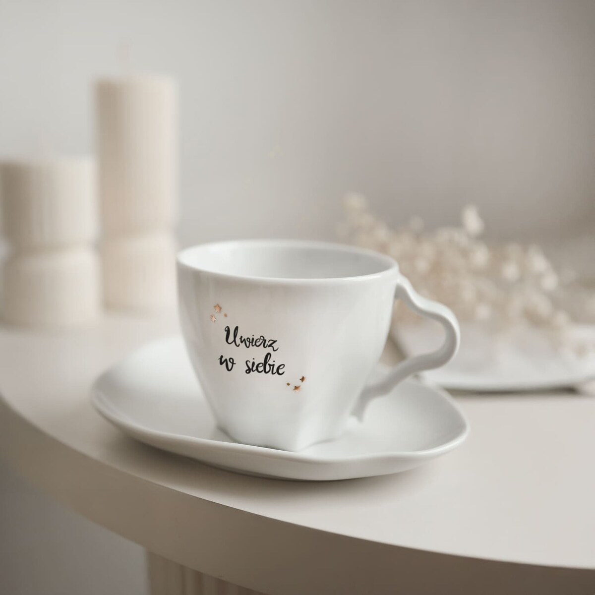 Biała Asymetryczna Filiżanka Porcelanowa ze Spodkiem 200 ml - Napis Uwierz w Siebie ze Złotymi Gwiazdkami dla Niej na Urodziny