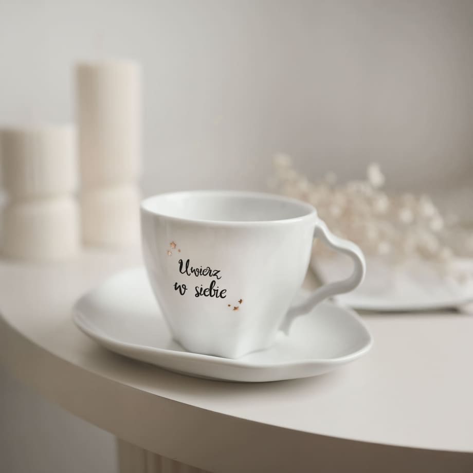 Biała Asymetryczna Filiżanka Porcelanowa ze Spodkiem 200 ml - Napis Uwierz w Siebie ze Złotymi Gwiazdkami dla Niej na Urodziny