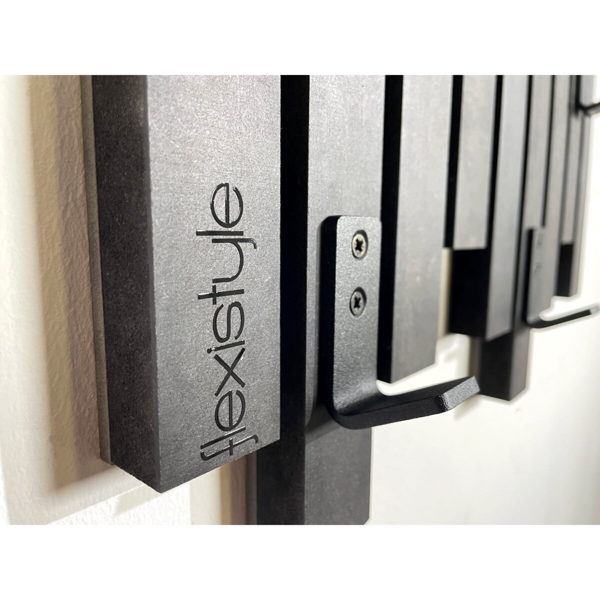 Czarny wieszak ścienny na ubrania Lamele Mini 60cm