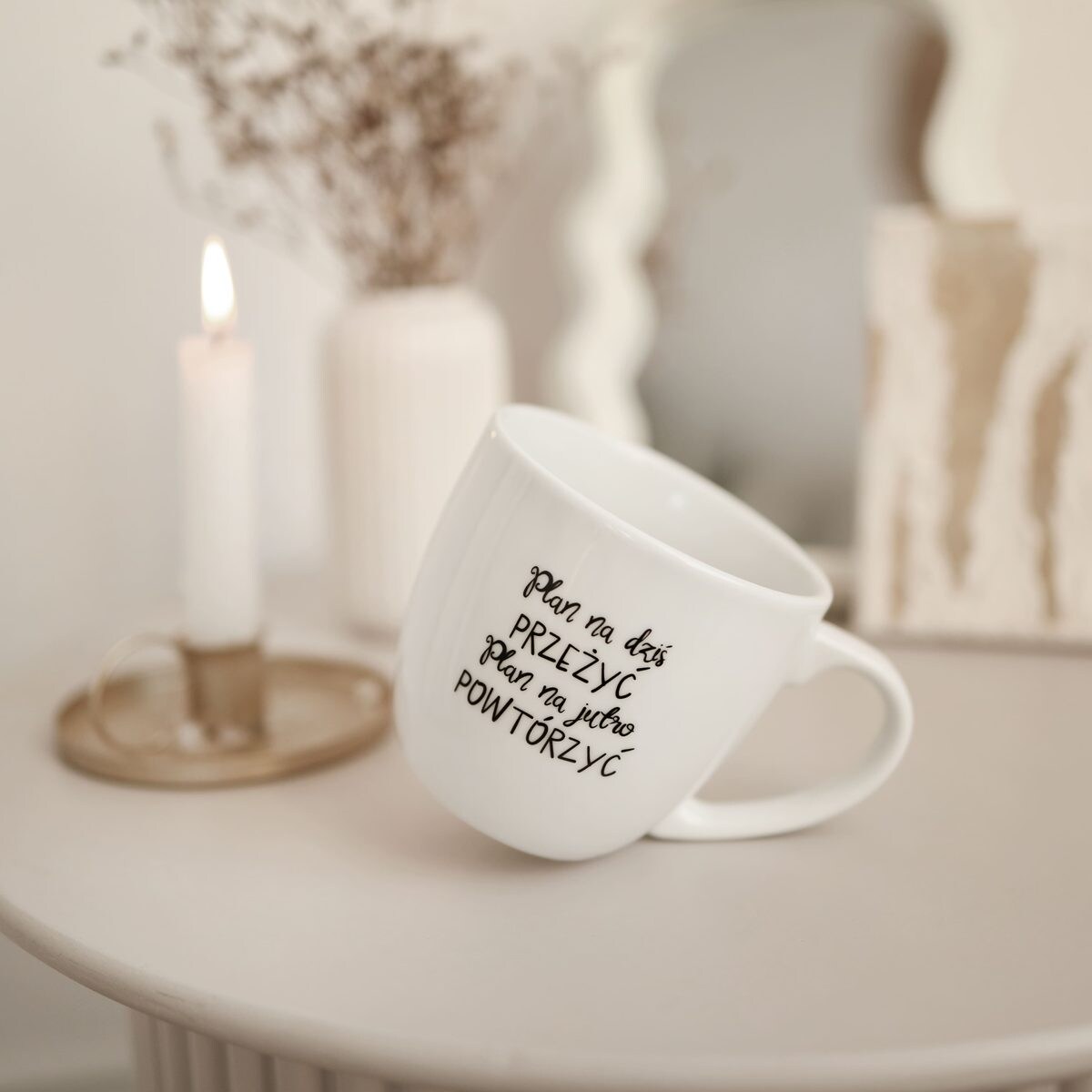 Kubek porcelanowy 300 ml „Plan na dziś PRZEŻYĆ, plan na jutro POWTÓRZYĆ" - śmieszny prezent do biura, dla kolegi, na sekretnego Mikołaja